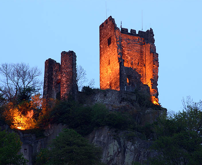 beleuchtete Burgruine Drachenfels