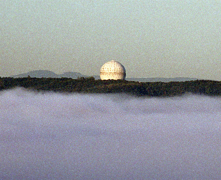 Blick ber den Nebel zum Radom der FGAN
