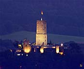 Blick von Oberkassel zur beleuchteten Godesburg